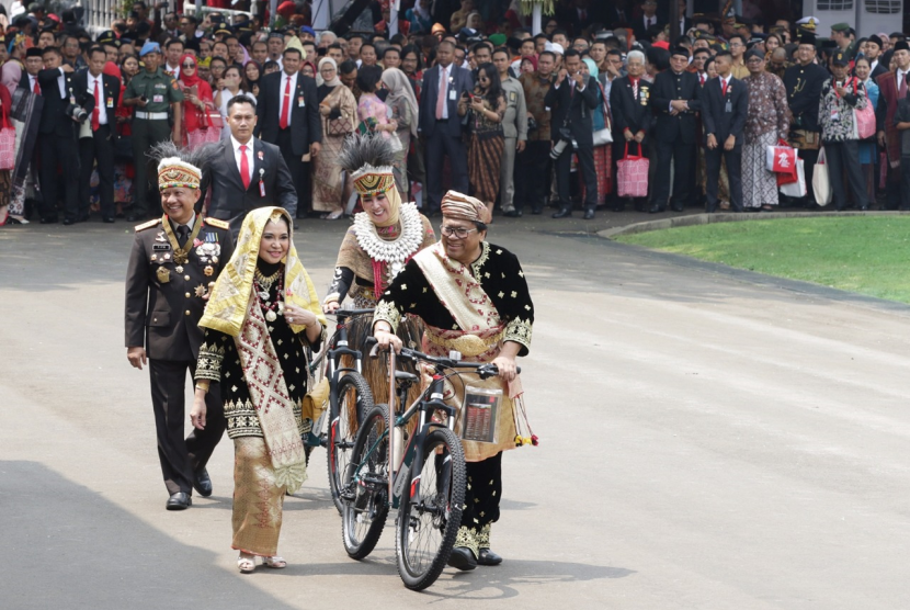 Ketua DPD Oesman Sapta bersama istri mengenakan pakaian adat Minangkabau.