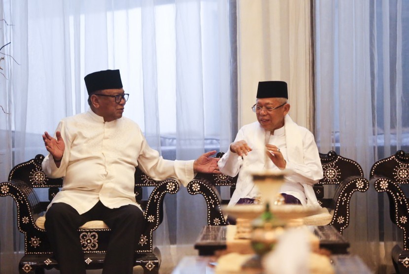 Ketua DPD Oesman Sapta Odang (kiri) berbincang dengan Calon Wakil Presiden nomor urut 01 KH Ma'ruf Amin (kanan) saat melakukan pertemuan di kediaman Oesman Sapta Odang, kawasan Kuningan, Jakarta, Senin (3/6/2019).