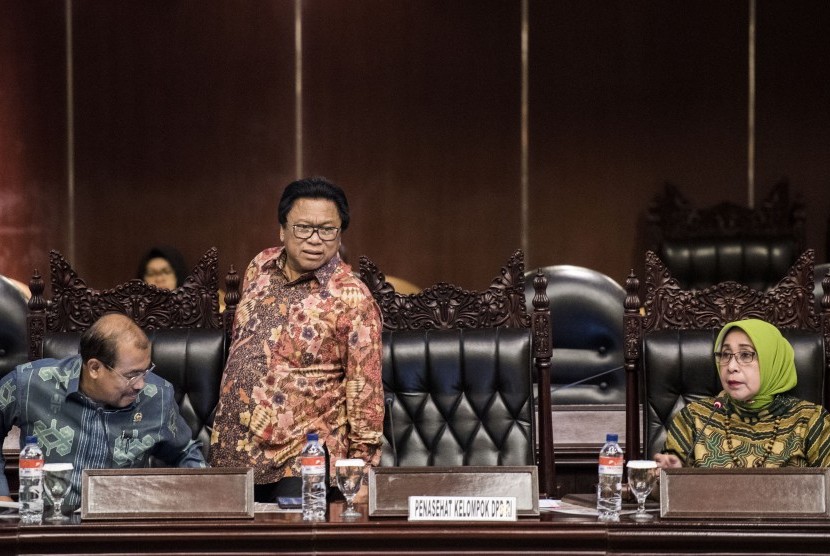 Ketua DPD Oesman Sapta Odang (tengah) didampingi Wakil Ketua DPD Nono Sampono (kiri) dan Darmayanti Lubis (kanan) memimpin sidang Paripurna DPD di Kompleks Parlemen, Senayan, Jakarta, Rabu (23/8). 