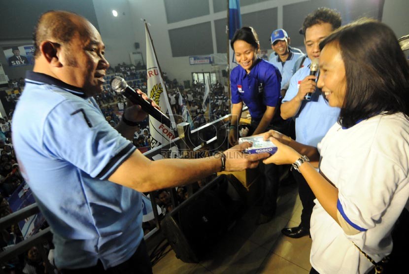    Ketua DPD Partai Demokrat DKI Jakarta Nachrowi Ramli memberikan bingkisan telepon genggam kepada simpatisan saat kampanye di GOR Cempaka Putih, Jakarta, Sabtu (22/3). (Republika/Aditya Pradana Putra)