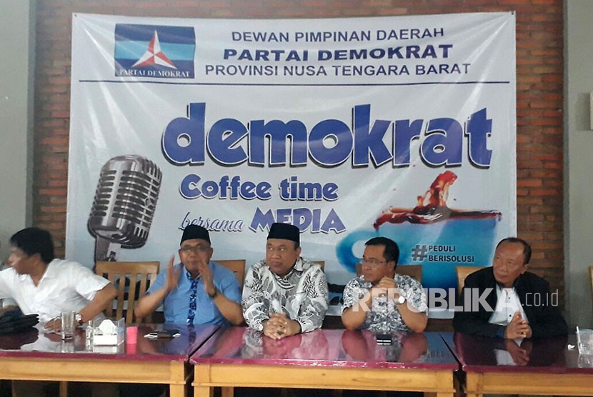 Ketua DPD Partai Demokrat NTB TGH Mahali Fikri (kedua dari kiri) berjabat tangan dengan Ketua DPW PKB NTB Lalu Hadrian Irfani (keempat dari kanan) dalam coffee time di Restoran Taliwang 33, Mataram, NTB, Senin (11/12).