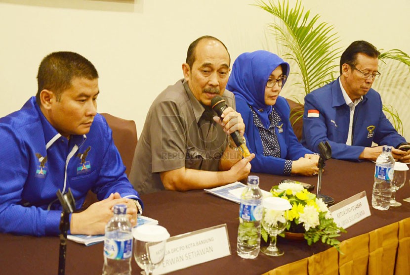 Ketua DPD Partai Demokrat (PD) Jabar Iwan Sulanjana (tengah) menjelaskan rencana kedatangan SBY ke Kota Bandung, dalam konferensi pers di Hotel Preanger, Bandung, Jumat (28/3). 