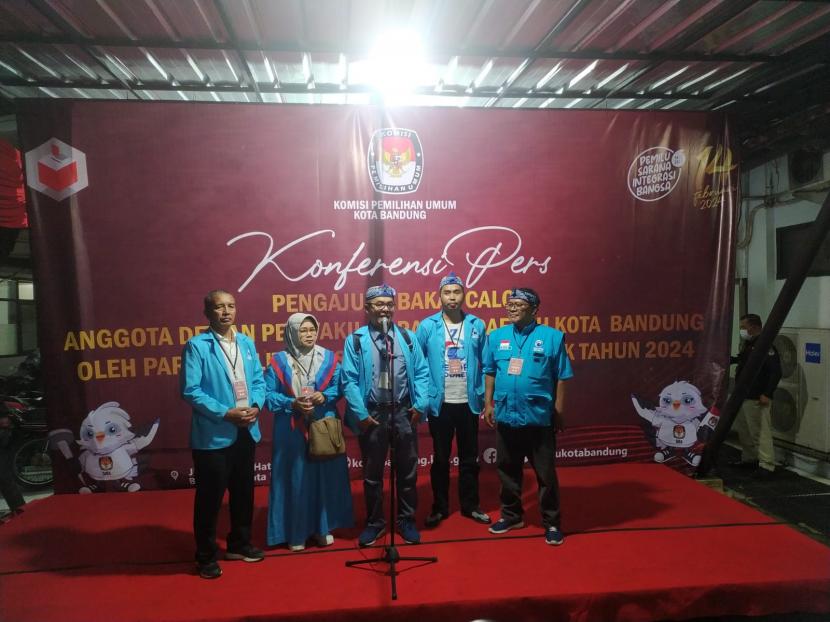 Ketua DPD Partai Gelora Kota Bandung Tekun Abdul Karim bersama Sekretaris DPD Partai Gelora Kota Bandung Boyke Hendrasah menyerahkan berkas pendaftaran yang diterima langsung Ketua KPU Kota Bandung.