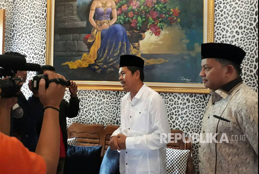 Ketua DPD Partai Gerindra Jabar, Mulyadi, bersilaturahim ke Bupati Purwakarta, Selasa (13/6). Kedua pimpinan partai tingkat provinsi ini bertemu di rumah dinas Bupati Purwakarta, Jl Gandanegara No 25, untuk membahas permasalahan Pilgub Jabar.  