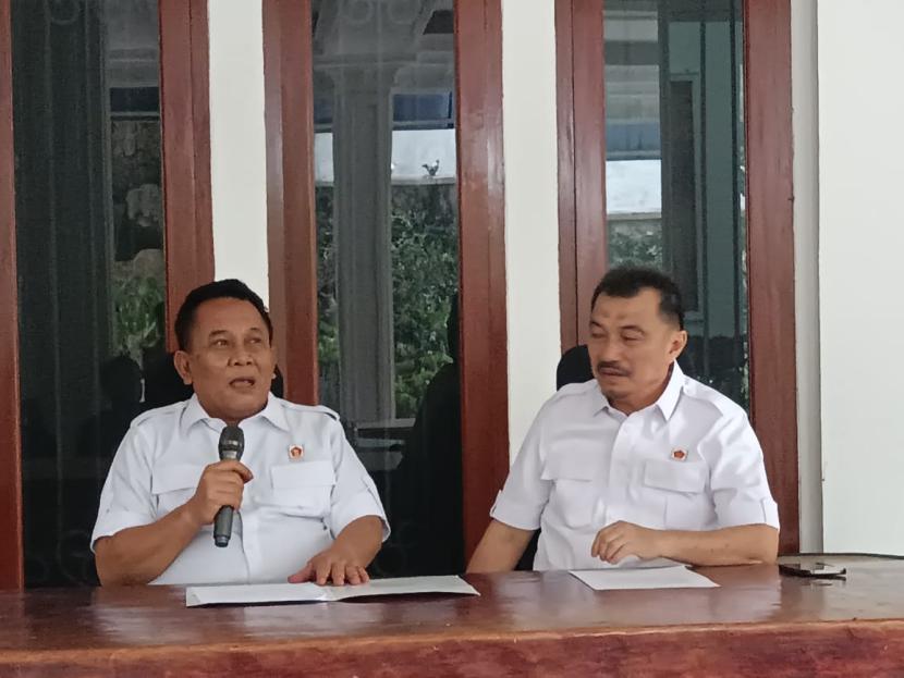 Ketua DPD Partai Gerindra Jabar Taufik Hidayat (kiri,red), saat memberikan penjelasan kepada wartawan.