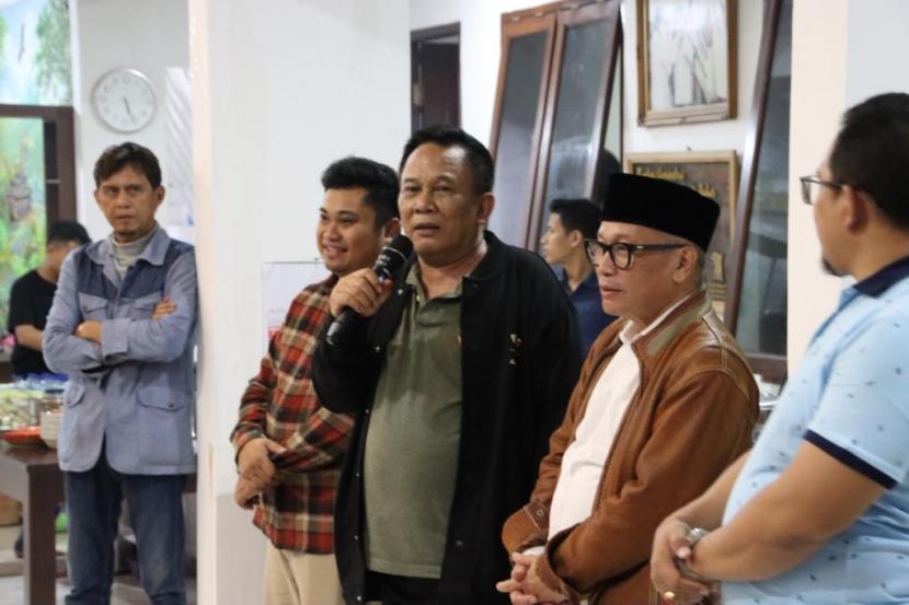 Ketua DPD Partai Gerindra Jabar Taufik Hidayat mengundang musisi trotoar Kelompok Penyanyi Jalanan (KPJ) Kota Bandung. 