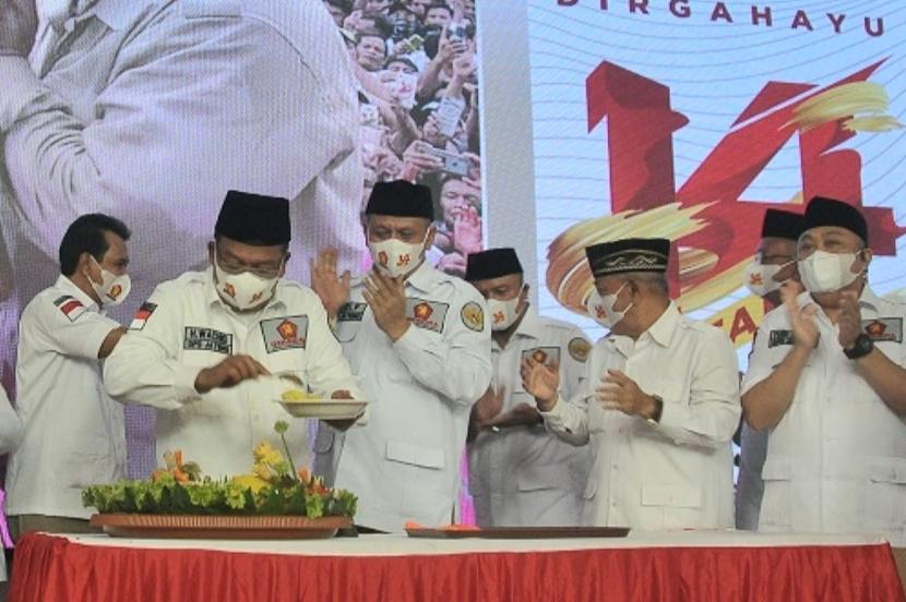 Ketua DPD Partai Gerindra Jawa Tengah, Abdul Wachid saat melakukan pemotongan tumpeng pada rangkaian acara HUT ke-14 Partai Gerindra di kantor DPD Gerindra Jawa Tengah di Kota Semarang, Ahad (6/2).