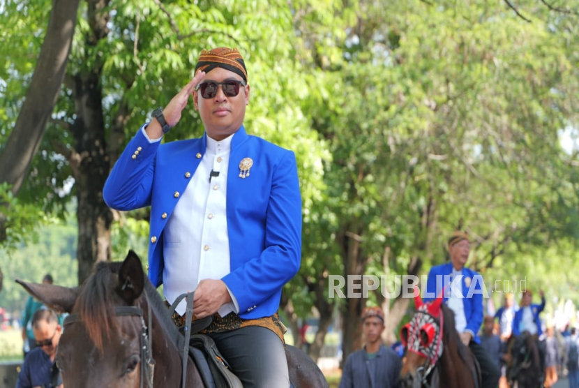 Ketua DPD Partai Gerindra Jawa Tengah Sudaryono ikut kirab berkuda saat kampanye akbar di Benteng Vastenburg, Kota Solo, Ahad (17/11/2024).