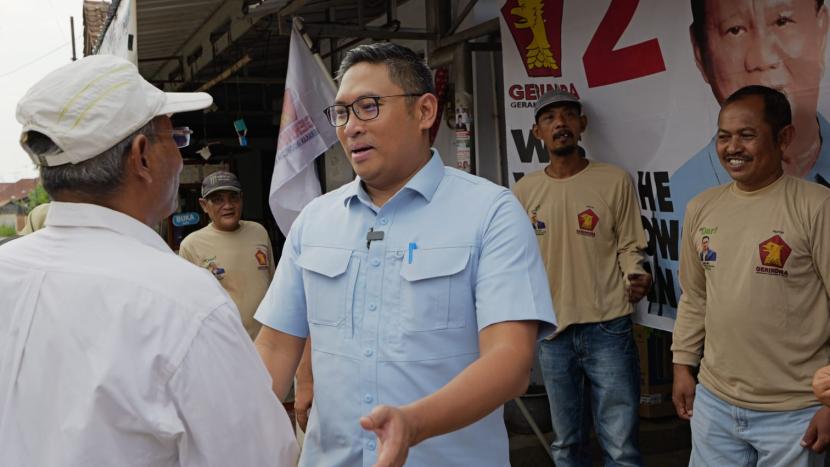 Ketua DPD Partai Gerindra Provinsi Jateng, Sudaryono menyalurkan bantuan kepada masyarakat korban banjir.