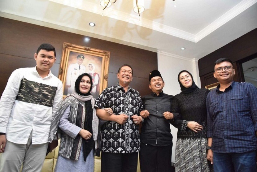 Ketua DPD Partai Golkar Jabar Dedi Mulyadi (ketiga kanan) mengajak anak dan isterinya berkunjung ke rumah dinas Deddy Mizwar di  Cimbuleuit, Kota Bandung, Senin (1/1).