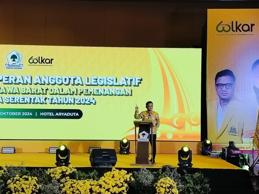 Ketua DPD Partai Golkar Jabar TB Ace Hasan Syadzily usai memberikan arahan dalam kegiatan Optimalisasi Peran Anggota Legislatif Partai Golkar Jabar dalam Pemenangan Pilkada Serentak tahun 2024 dan perayaan puncak HUT Golkar ke 60 di Kota Bandung, Rabu (23/10) malam.