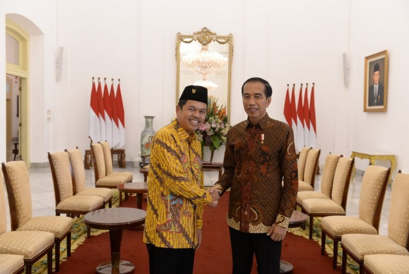 Ketua DPD Partai Golkar Jawa Barat Dedi Mulyadi bersalaman dengan Presiden Jokowi.