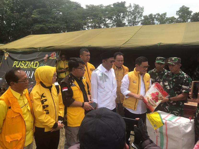 Ketua DPD Partai Golkar Jawa Barat Tubagus Ace Hasan Syadzily menyerahkan bantuan untuk masyarakat terdampak gempa Cianjur, Jawa Barat, Jumat (25/11/2022).