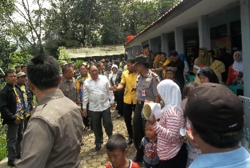 Ketua DPD Partai Golkar Provinsi Jabar yang juga cagub Jabar, H Irianto MS Syafiuddin akrab disapa Kang Yance, saat bertemu warga Sumedang.