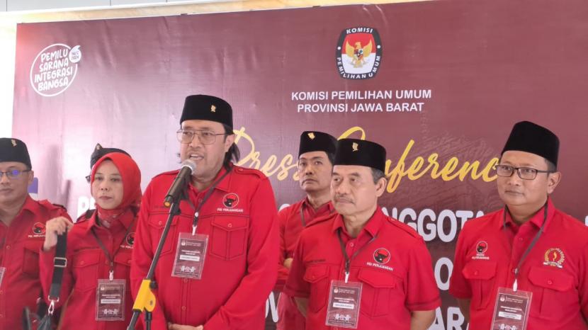 Ketua DPD PDI Perjuangan Jabar, Ono Surono mendaftarkan bacalegnya ke KPU Jabar, Kamis (11/5/2023).