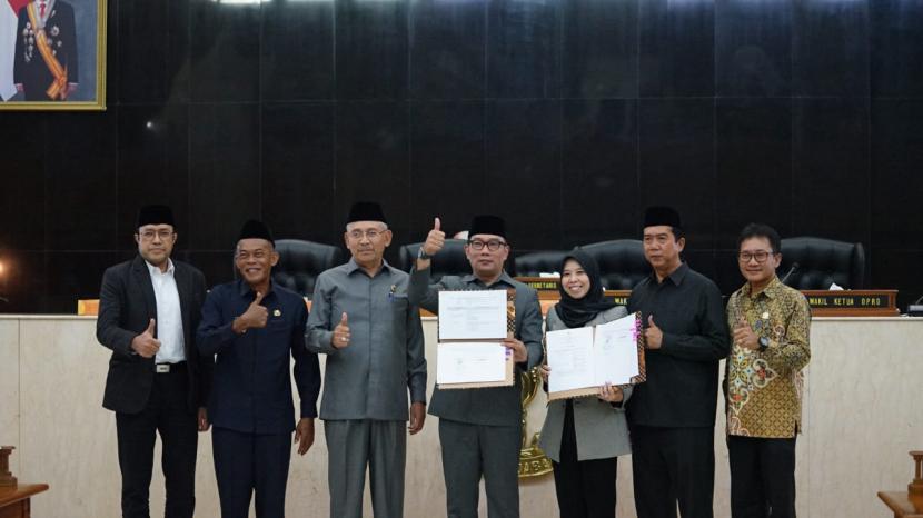 Ketua DPD PDI Perjuangan Ono Surono (kiri), pihaknya menyambut baik ditandatanganinya persetujuan Subang Utara sebagai Calon Daerah Otonomi Baru.