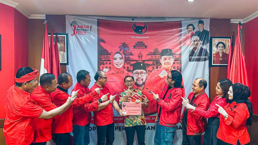 Ketua DPD PDI Perjuangan Ono Surono menyerahkan KTA ke Calon Wali Kota Bandung