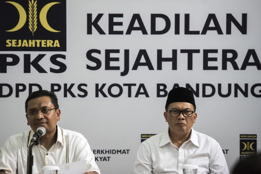 Ketua DPD PKS Kota Bandung Teddy Rusmawan (kiri) didampingi Oded M Danial (kanan) menyampaikan keterangan pers di Bandung, Jawa Barat, Selasa (17/10).