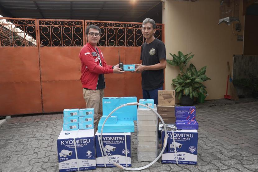 Ketua DPD PSI Kota Tangerang Selatan (Tangsel), Andreas Arie Nugroho, telah menyerahkan sejumlah CCTV dan HT untuk meningkatkan pengamanan lingkungan, terutama di wilayah Rempoa, Ciputat Timur.