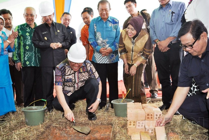   Ketua DPD R RI Irman Gusman, melakukan peresmian peletakan batu pertama gedung DPD RI Provinsi Sumatera Selatan (Sumsel) di kawasan Jakabaring, Palembang, Kamis (26/6). (Republika/Maspril Aries)