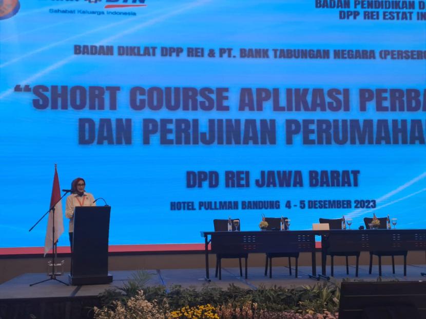 Ketua DPD Rei Jabar Lia Nastiti, saat membuka acara “Short Course Aplikasi Perbankan dan Perizinan Perumahan” REI Jabar, di Bandung, Selasa (5/12/2023).