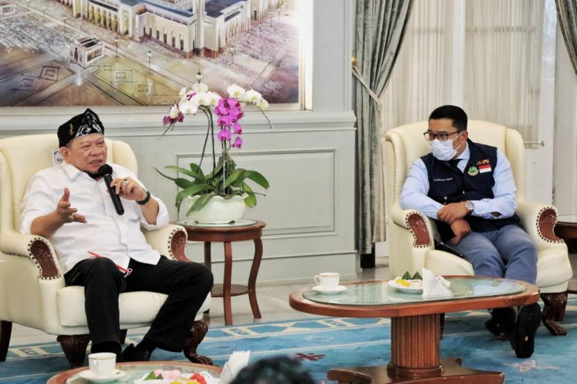 Ketua DPD RI, AA LaNyalla Mahmud Mattalitti bersama Gubernur Jabar Ridwan Kamil. LaNyalla menyatakan dukungannya pada Saung Angklung Mang Udjo yang terkena dampak pandemi.