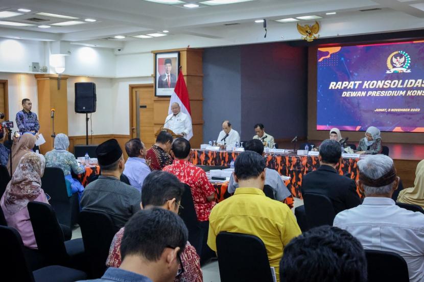 Ketua DPD RI AA LaNyalla Mahmud Mattalitti bersama sejumlah tokoh yang tergabung dalam Dewan Presidium Konstitusi melakukan Rapat Konsolidasi Teknis terkait rencana mendatangi pimpinan MPR RI di Komplek Parlemen Senayan di Gedung Nusantara IV pada Jumat (3/11/2023).