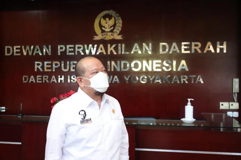 Ketua DPD RI, AA LaNyalla Mahmud Mattalitti,mengapresiasi pedagang kaki lima (PKL) di Kota Surabaya, Jawa Timur, yang memiliki kesadaran tinggi terhadap penertiban protokol kesehatan saat pandemi COVID-19.