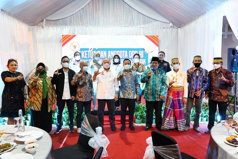 Ketua DPD RI, AA LaNyalla Mahmud Mattalitti, menghadiri jamuan makan malam dengan Plt Gubernur Sulawesi Selatan, Andi Sudirman Sulaiman, di Rumah Jabatan Wagub Sulsel, Makassar, Kamis (27/5). Dalam kesempatan tersebut, kedua tokoh saling melempar pujian.