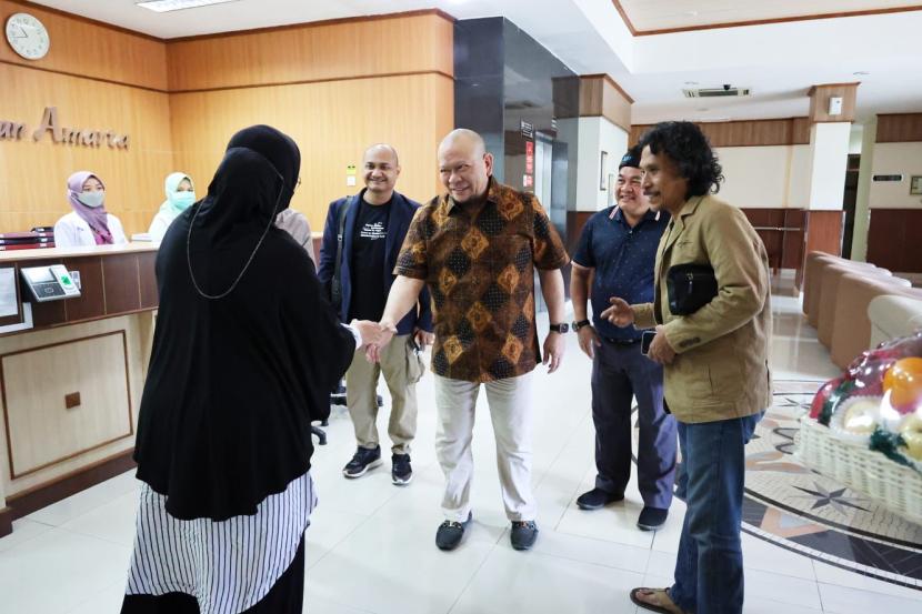  Ketua DPD RI, AA LaNyalla Mahmud Mattalitti, menjenguk budayawan Emha Ainun Najib atau Cak Nun di Rumah Sakit Umum Pusat (RSUP) Dr Sardjito Sleman, Daerah Istimewa Yogyakarta (DIY). 