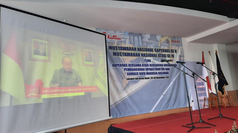 Ketua DPD RI, AA LaNyalla Mahmud Mattalitti, saat membuka Musyawarah Nasional (Munas) V Garda Pembangunan Nasional (GAPEKNAS) dan Munas IV Ahli Tenaga Anggota Konstruksi Infrastruktur (ATAKI) di Jakarta, Senin (29/11).