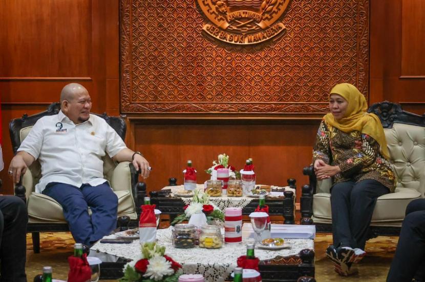 Ketua DPD RI, AA LaNyalla Mahmud Mattalitti, saat menemui Gubernur Jawa Timur Khofifah Indar Parawansa, untuk menyampaikan aspirasi guru honorer di Jawa Timur, Jumat (10/3/2023).