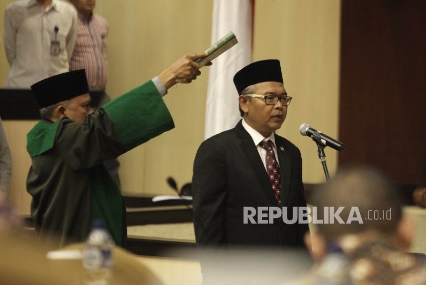 Ketua DPD RI baru Mohammad Saleh sat pengambilan sumpah jabatan pada sidang paripurna Luar biasa lanjutan di Kompleks Parlemen, Jakarta, Rabu (12/10).