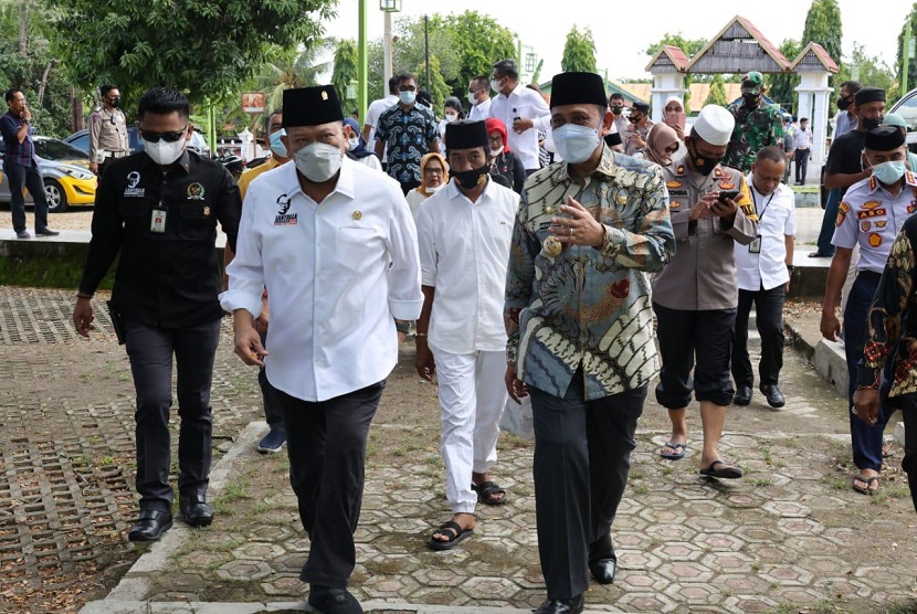 Ketua DPD RI bersama rombongan senator saat hendak Sholat Jumat di Masjid Tua Tosora, Wajo, Sulsel, Jumat (28/5)
