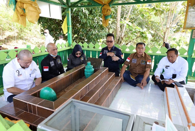 Ketua DPD RI beserta rombongan senator menyempatkan singgah dan berdoa di makam Sayyid Ahmad Al-Maghribi, di Desa Salim Batu, Tanjung Palas Tengah, Kabupaten Bulungan, Kaltara, Rabu (26/5/2021).