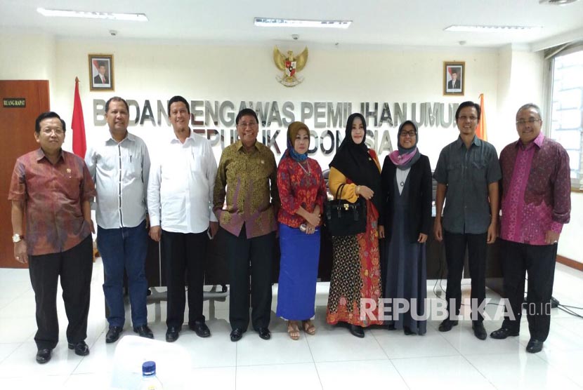 Ketua DPD RI Farouk Muhammad didampingi Ketua Komite I Ahmad Muqowam bersama anggota DPD RI Provinsi DKI Fahira Idris dan anggota DPD RI Provinsi Jawa Barat Eni Sumarni melakukan pertemuan dengan Bawaslu di Jakarta. 