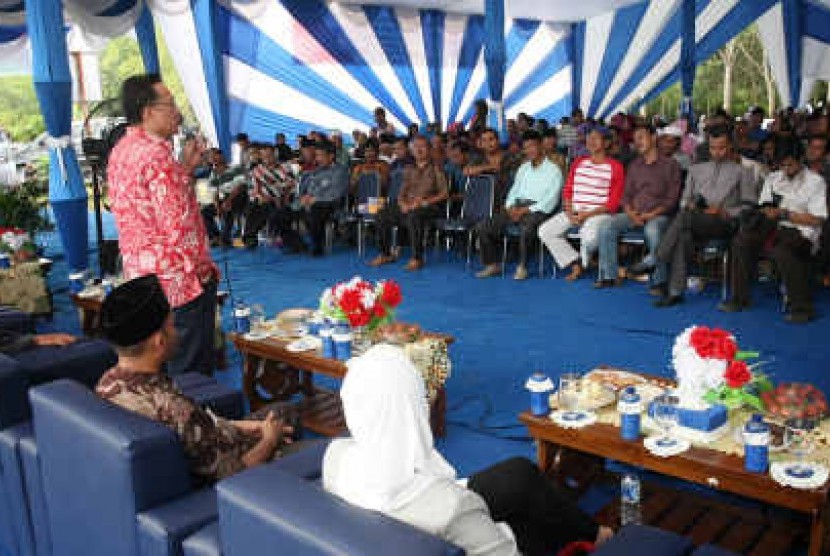 Ketua DPD RI, Irman Gusman berbicara dengan petani perkebunan swadaya rakyat di Kabupaten Kampar, Riau, pada Jumat (15/11/2013)