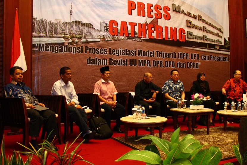 Ketua DPD RI Irman Gusman bersama pakar dan anggota DPD saat membuka acara press gatering wartawan Parlemen-DPD, di Bukittinggi,  23-25 Mei 2014.