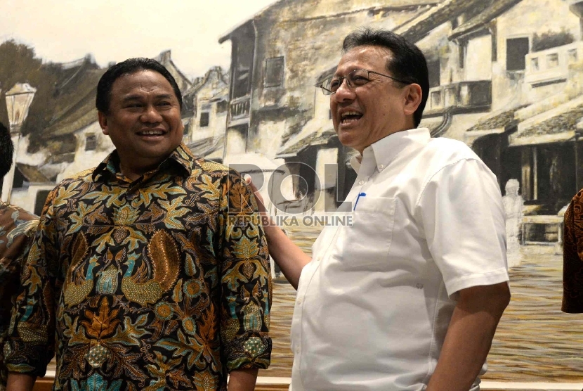   Ketua DPD RI Irman Gusman (kanan) bersama Menteri Perdagangan Rahmat Gobel usai menjadi pembicara diskusi senator di Jakarta, Ahad (17/5).  (Republika/Wihdan)