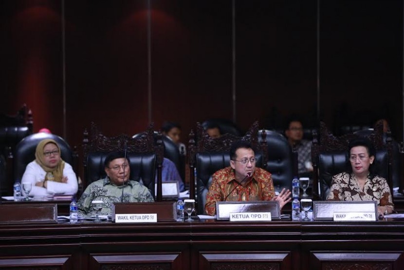 Ketua DPD RI Irman Gusman memimpin Sidang Paripurna Luar Biasa ke-4 DPD RI