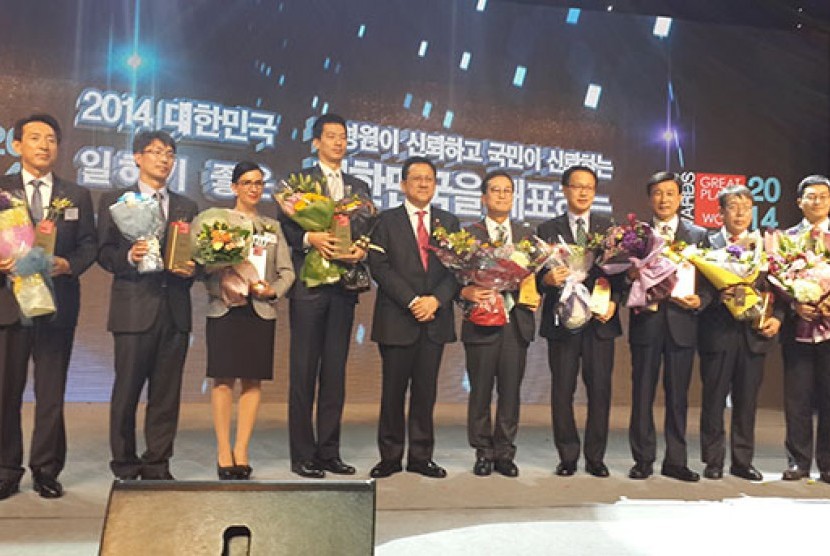    Ketua DPD RI, Irman Gusman (tengah) berfoto bersama dengan penerima award  perusahan terbaik yang dihadiri 1.000 direktur dan manager dari 100 perusahaan di Korea Selatan.