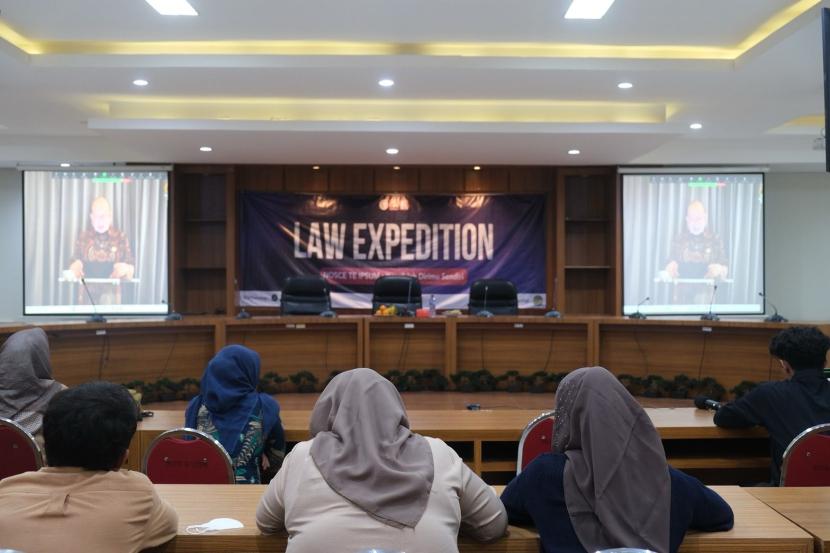 Ketua DPD RI, LaNyalla Mattalitti, saat menyampaikan materi pada acara Law Expedition yang diselenggarakan oleh Solidaritas Mahasiswa Hukum untuk Indonesia Fakultas Hukum Universitas Airlangga, Ahad (19/11/2023).