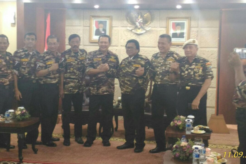 Ketua DPD RI Oesman Sapta menerima kunjungan dari Forum Komunikasi Putra-putri Purnawirawan dan Putra-putri TNI-Polri (FKPPI) di Nusantara III Komplek Parlemen, Kamis (9/11).