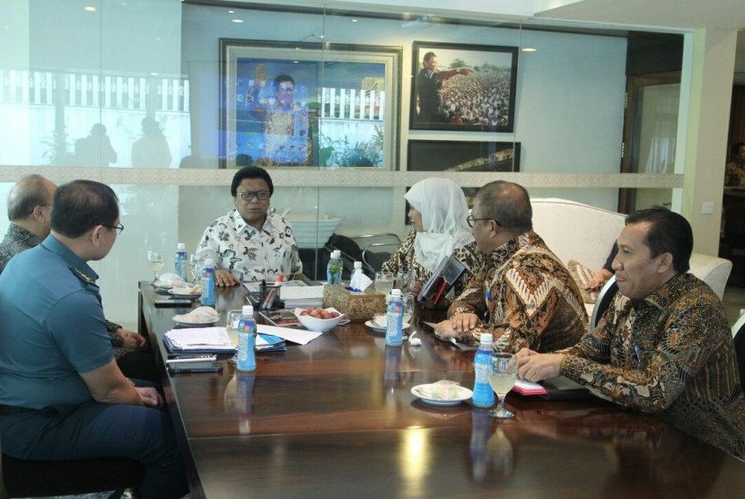 Ketua DPD RI, Oesman Sapta menerima  Menteri Sosial Republik Indonesia Khofifah Indar Parawansa dan panitia upacara peringatan hari pahlawan di kediamannya, Jalan Denpasar Raya, Selasa (24/10).