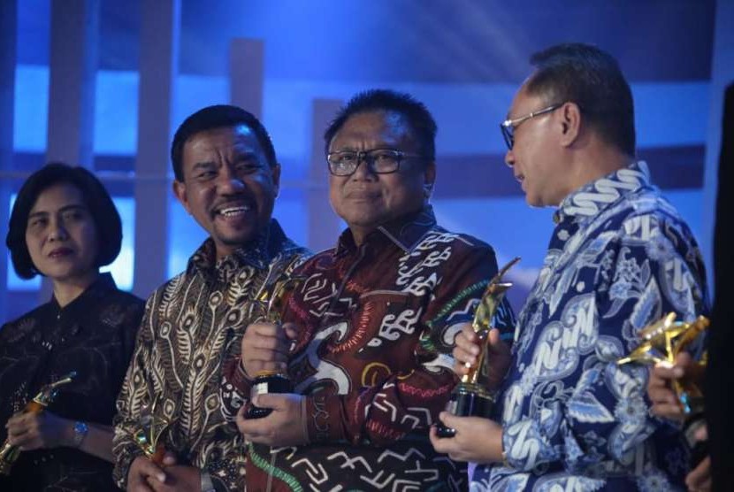 Ketua DPD RI Oesman Sapta menerima penghargaan Anugerah Utama Gatra pada acara ulang tahun TVRI ke-56, Jumat (24/8).