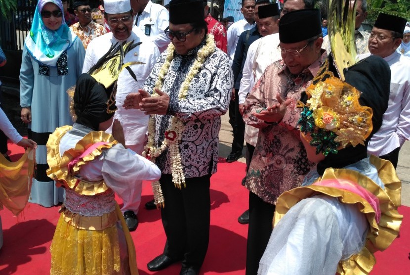 Ketua DPD RI, Oesman Sapta Odang meresmikan Masjid Bait Nusantara di kawasan Kelapa Nunggal, Jonggol Kabupaten Bogor Jawa Barat, Kamis (13/10).