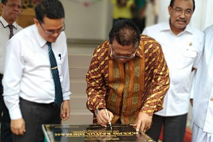 Ketua DPD RI, Oesman Sapta Odang (OSO), meresmikan Masjid Baitul Hikmah di kompleks Universitas Islam Negeri (UIN) Imam Bonjol Kota Padang, Sumatra Barat. 