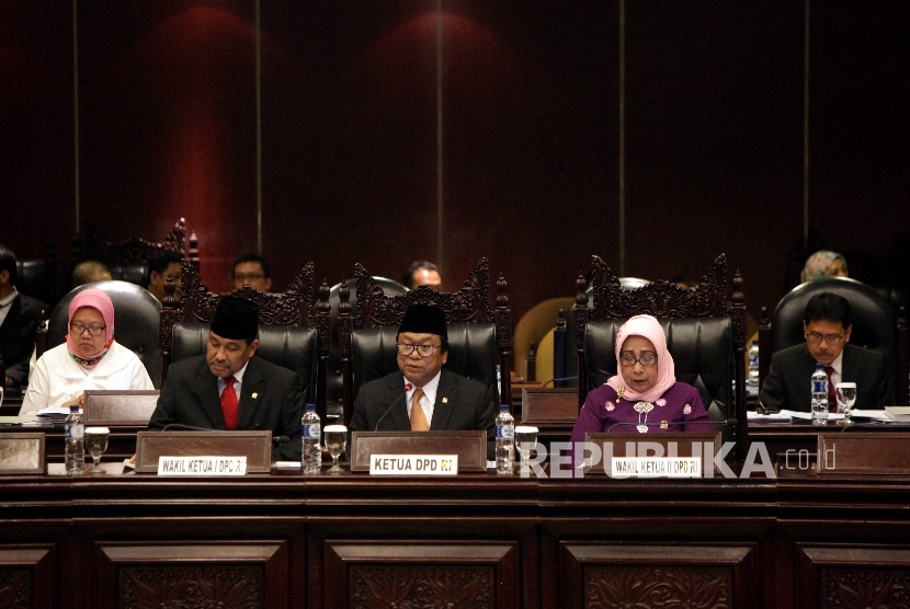 Ketua DPD RI Oesman Sapta Odang (tengah),bersama Wakil Ketua DPD Nono Sampono (kedua kiri) dan Darmayanti (kedua kanan) memimpin sidang paripurna usai dilantik di Kompleks Parlemen, Senayan, Jakarta, Selasa (4/4). 