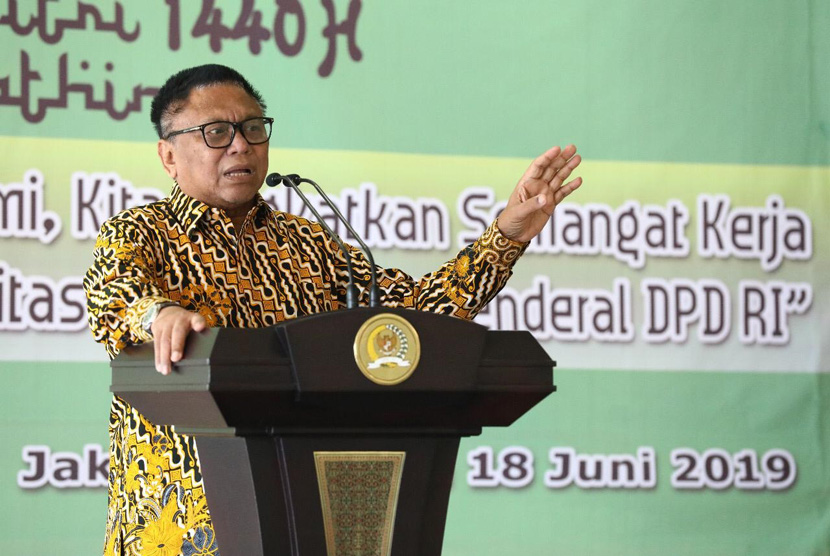 Ketua DPD RI Oesman Sapta Odang saat menghadiri halal bihalal di Loby Gedung DPD RI, Jakarta, Selasa (18/6).