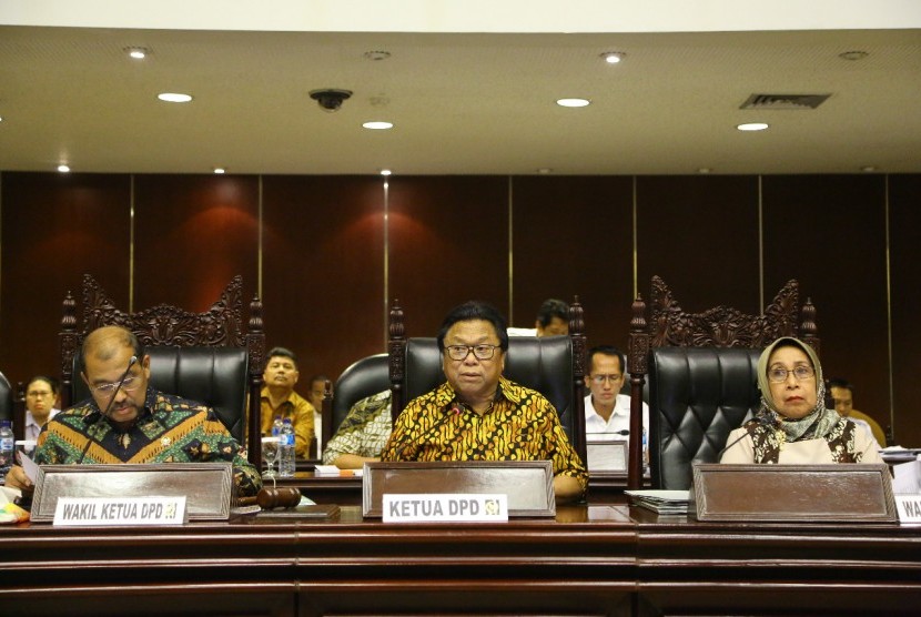Ketua DPD RI, Oesman Sapta (tengah), Wakil Ketua DPD RI, Nono Sampono (kiri), dan Wakil Ketua DPD RI, Darmayanti Lubis (kanan) di Nusantara V Komplek Parlemen, Jakarta, Selasa (15/8).